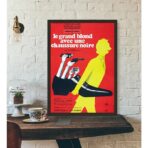 mostra la bionda alta con una scarpa nera