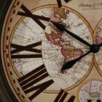 orologio con mappa del mondo
