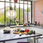 lampadario vintage con sfera di vetro